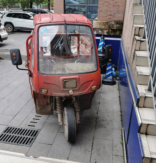 被查处未悬挂号牌的三轮车.渝北交巡警供图,华龙网新重庆客户端发.