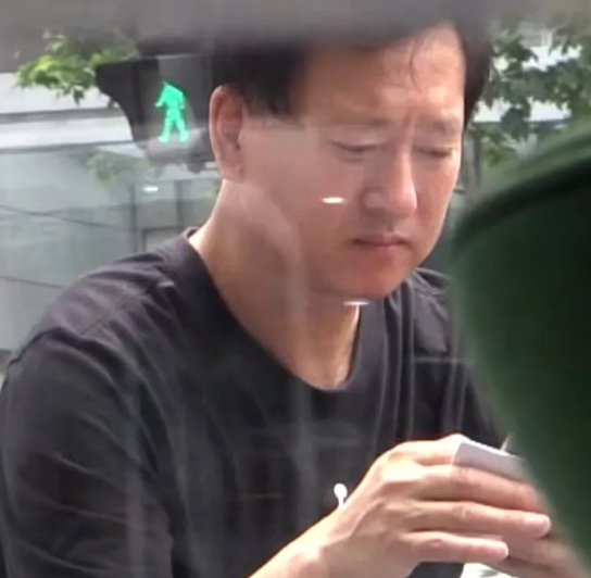 爽爸郑成华现身街头神情憔悴满面愁容发型也不支棱了
