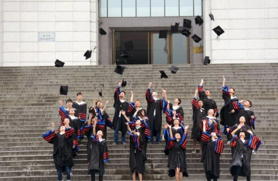 专科生穿学士服拍毕业照,被网友质疑,必须有学位才算大学生?