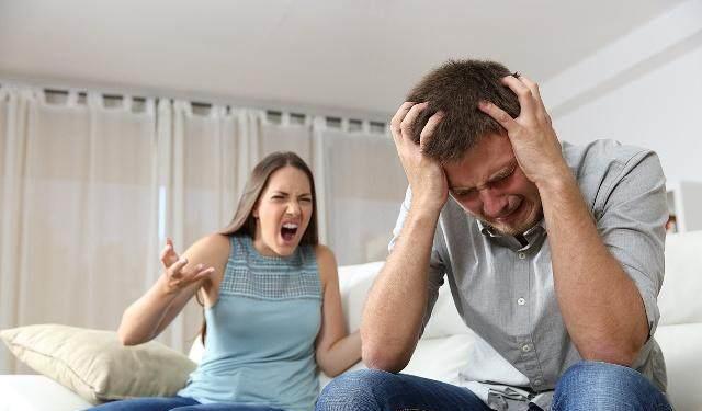 夫妻吵架,男人这3个"傻傻"的举动,表明他用心爱着你!