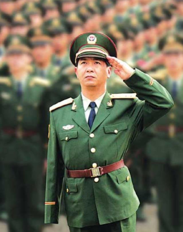 左手敬军礼的将军:独臂少将丁晓兵,31年前是老山战场上的侦察兵
