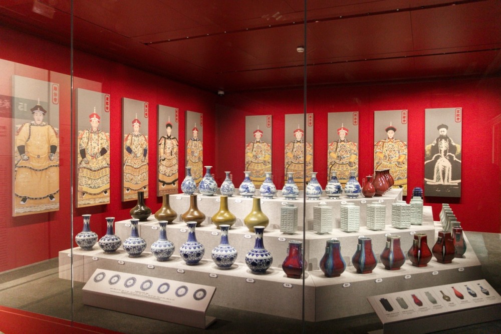 4月30日,在故宫博物院"陶瓷馆"内拍摄的展品.(中国日报记者 姜东 摄)