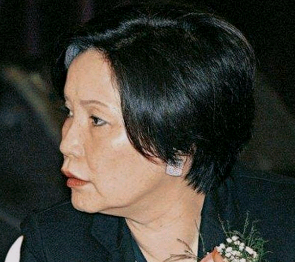她是大佬背后的女人更是名震港澳的黑帮大姐大她就是司徒玉莲