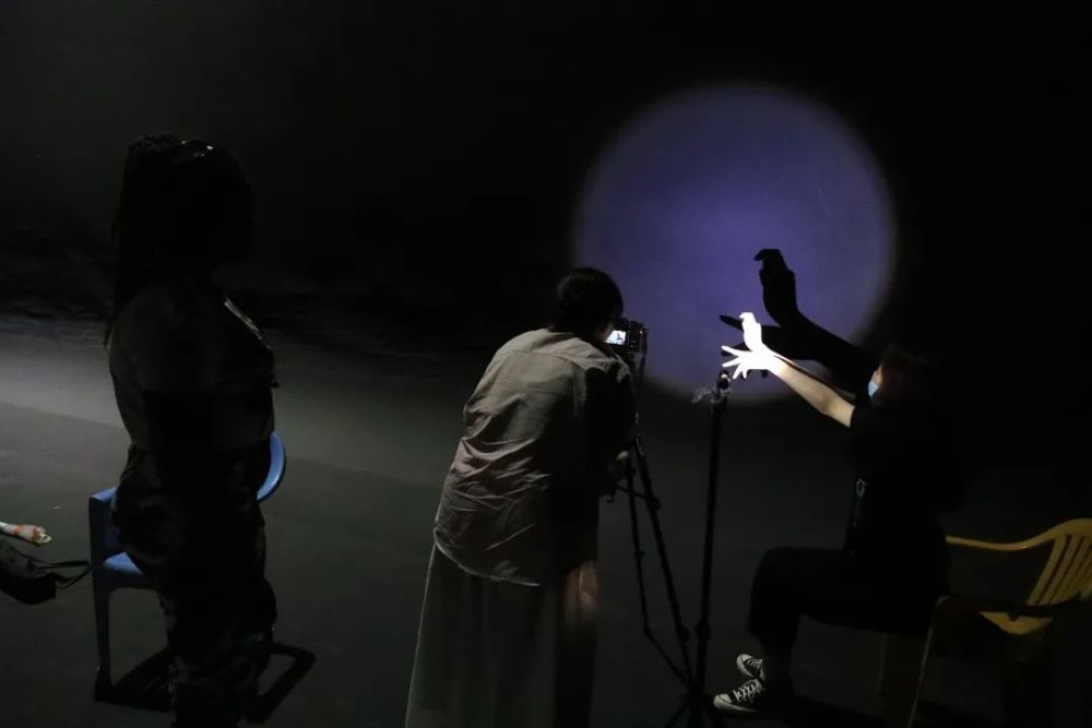 (拍摄花絮照 责任/执行编辑:朱婧娴 文案:羽毛制片组 朱婧娴 排版:朱