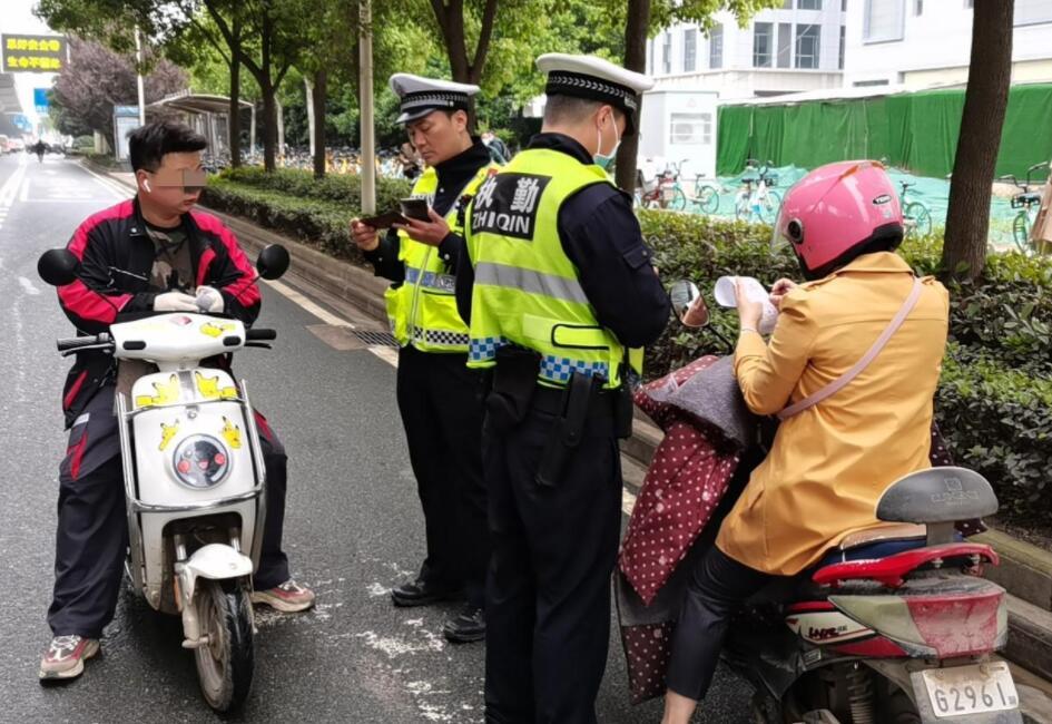 交警查车也有潜规则交警这些车只需扫一眼一查一个准