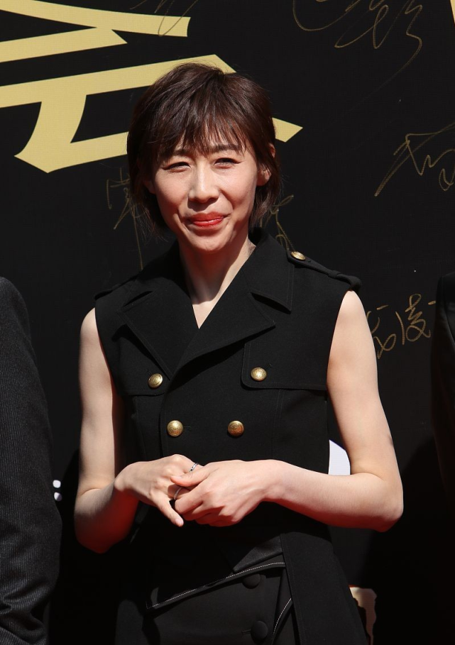 任素汐身穿薄荷绿好清新,"小丸子"发型好抢镜,素雅搭配接地气