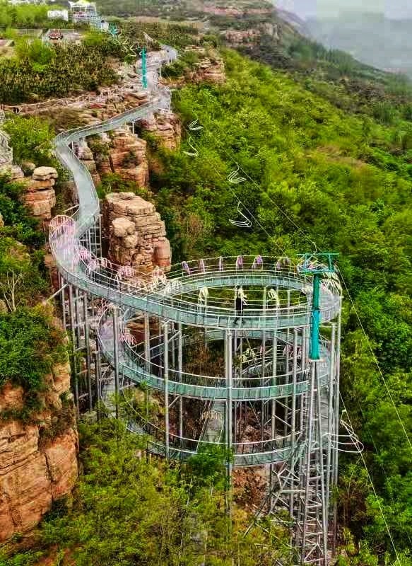 组图|假期探险好去处,临沂悬崖高空玻璃漂流水道建成