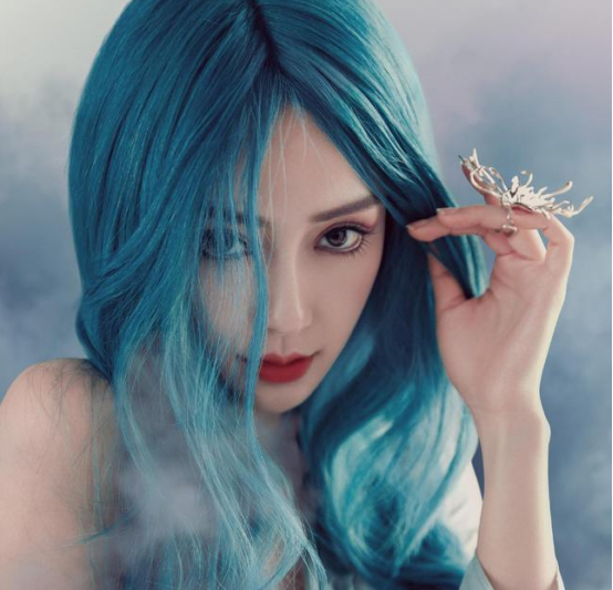 angelababy挑战蓝发人鱼姬造型,眼神深邃尽显冷艳气质