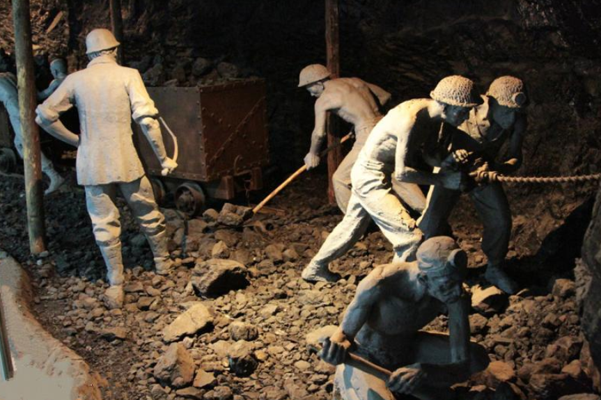 山西煤矿万人坑,底下6万多人森森白骨,都是被日本人残忍虐死