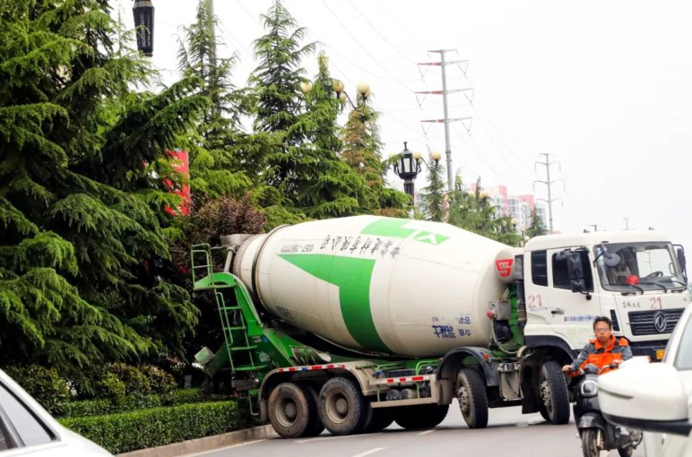 临汾街头一混凝土罐车,大白天就"浇灌"绿化带