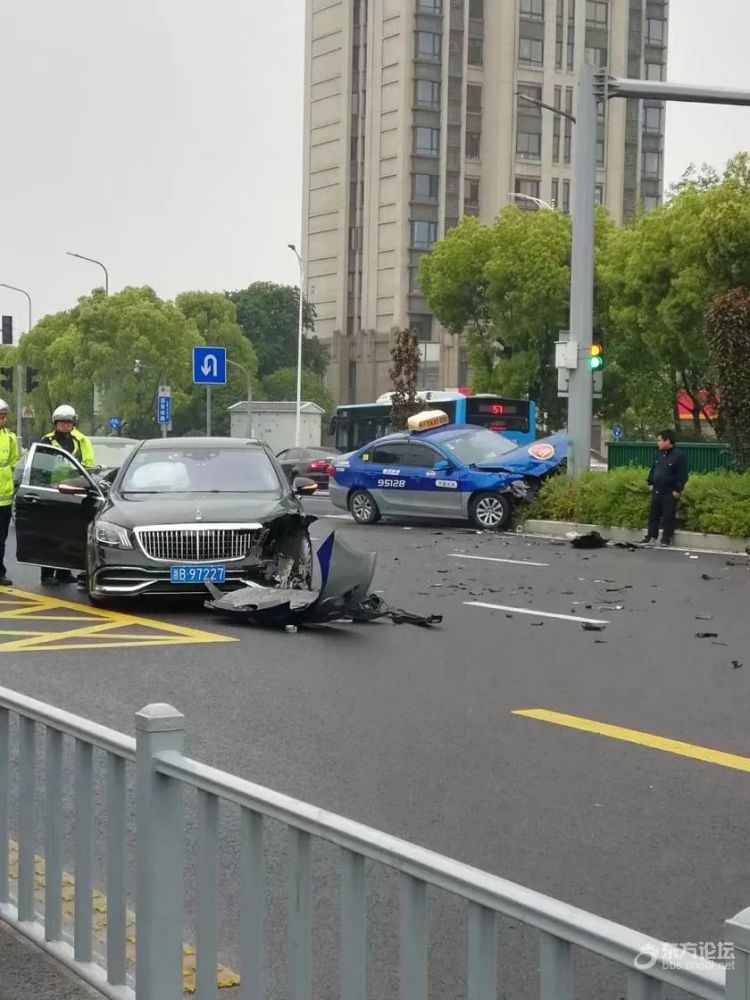 宁波百万迈巴赫vs出租车,谁撞了谁?两车受伤都不轻!保险公司要哭