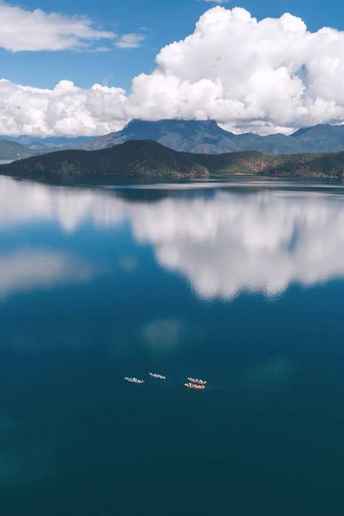 美图壁纸|泸沽湖畔,碧水蓝天