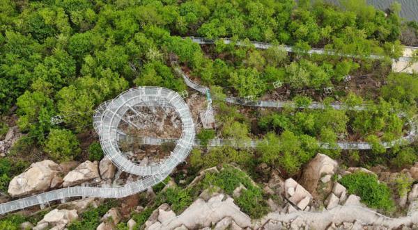 这是4月30日在山东省临沂市沂南县红石寨景区拍摄的悬崖高空玻璃漂流