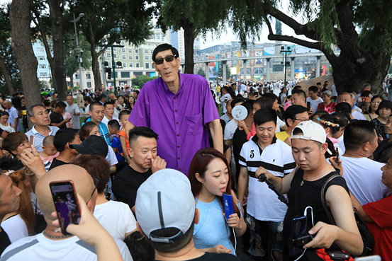 曾经的身高世界纪录保持者鲍喜顺(2.36米) 图片来源:视觉中国
