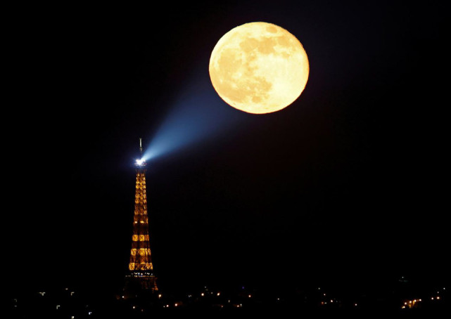 这是2021年4月27日在法国巴黎拍摄的"超级月亮".(新华社/路透/图)