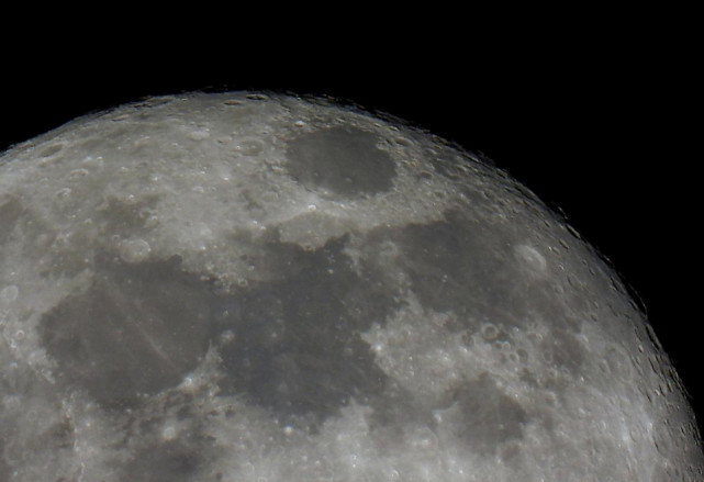 这是2021年4月27日在西班牙龙达拍摄的"超级月亮".
