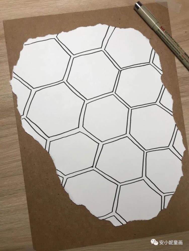2,用10针管笔在撕好的蜂窝状中画出一个个的小蜂巢.