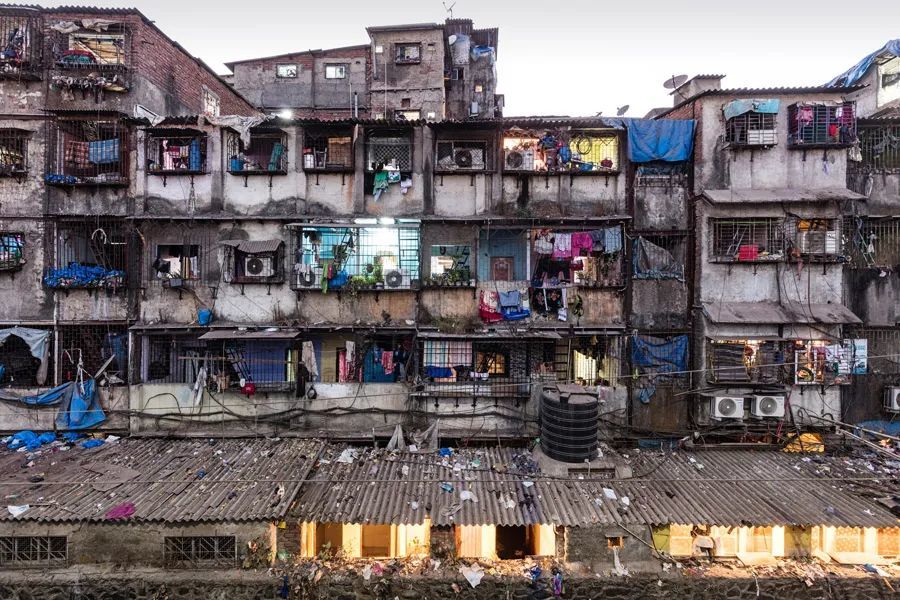 用尘土画画的人 · 窗台上的万物集锦 · 孟买贫民窟幻影 | 视觉简报