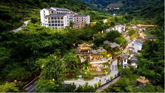 度假区提供休闲生态度假综合旅游服务,有湖景酒店,异国温泉木屋别墅