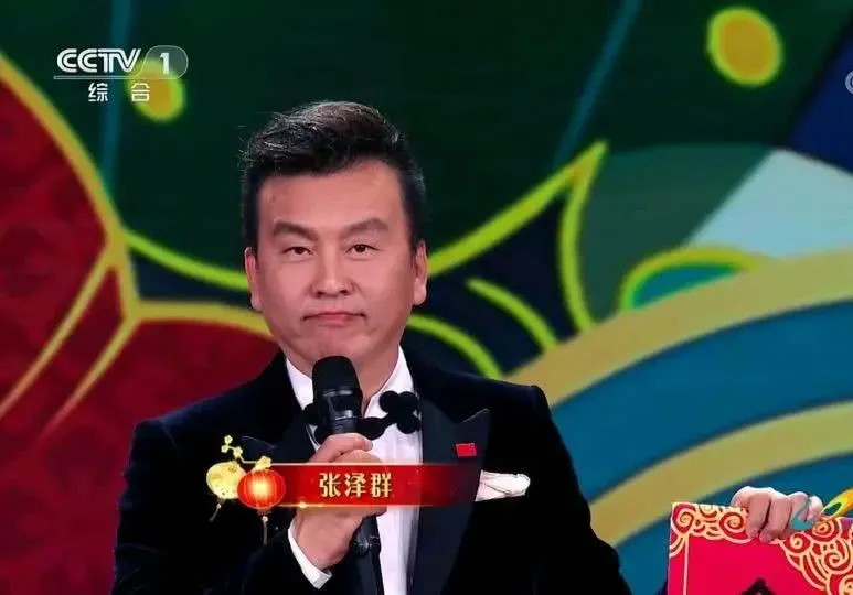 央视"绿叶"张泽群亮相五一晚会,曾与董卿传绯闻,如今妻子成谜