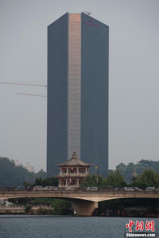 潮州韩江大桥是广济桥建成之后的第二座大桥,后方的高楼是腾瑞外滩湾