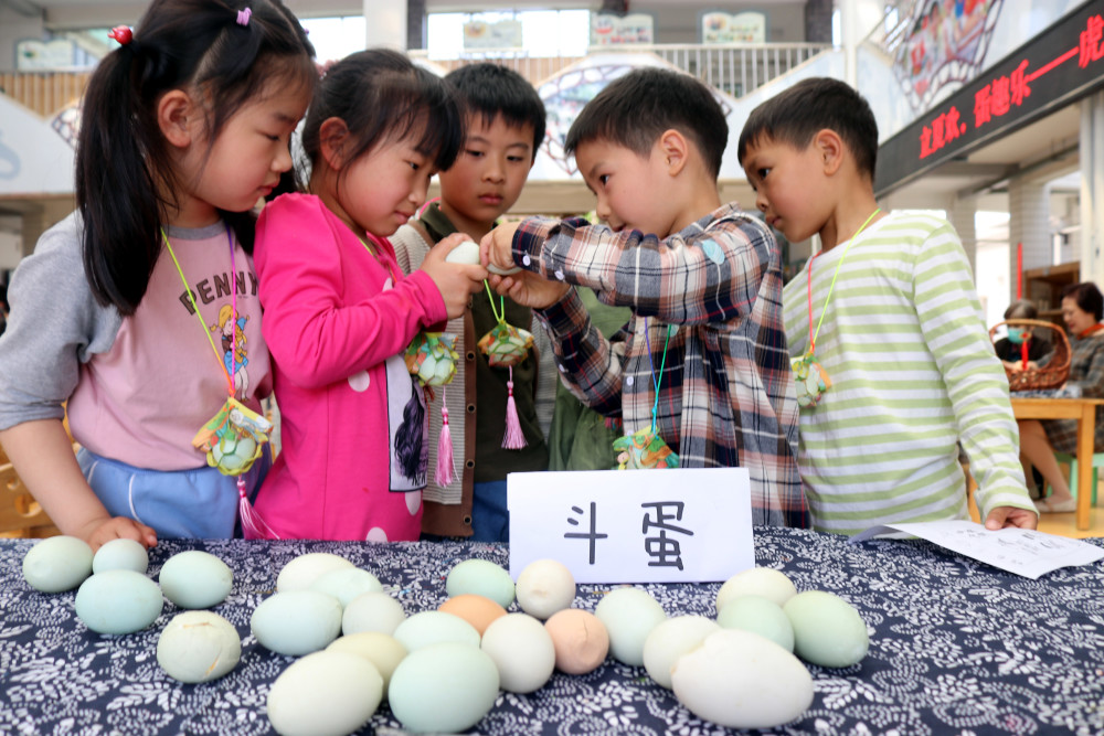 苏州市虎丘中心幼儿园斗蛋称人编蛋兜剥蚕豆等民俗活动让孩子感受立夏