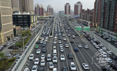 明天就是五一假期,长春市道路交通也迎来了休假前的"加班",北部快速路