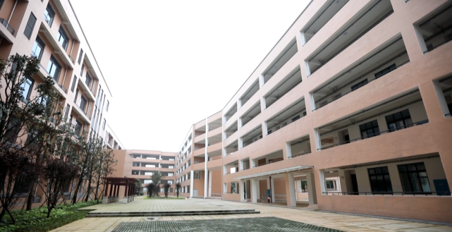 长沙县昌济中学是一所由县人民政府投资整体新建的公办普通高中,位于