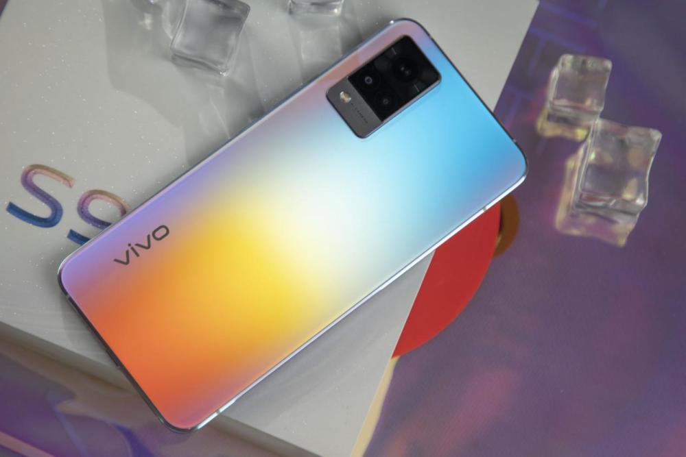 现在的自拍神器根本不怕夜的黑 轻薄自拍旗舰vivo s9评测