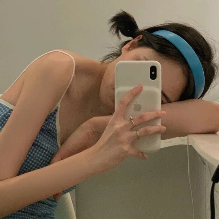 女生对镜自拍头像