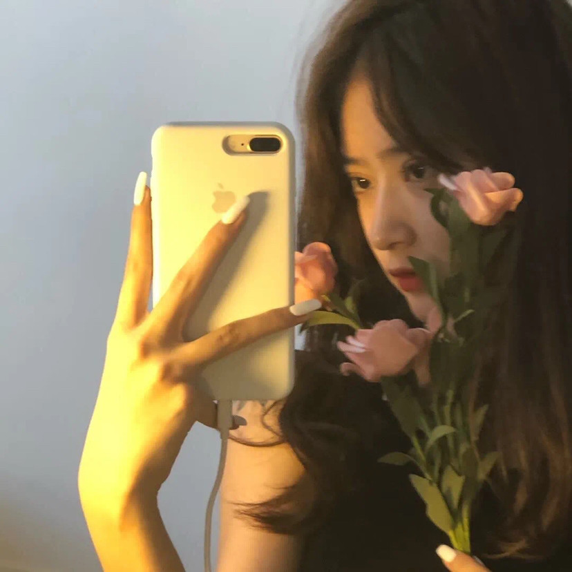 女生对镜自拍头像