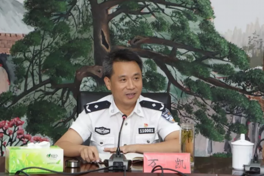 万凯从抚州调回省会南昌工作,担任江西省公安厅党委委员,副厅长,直至