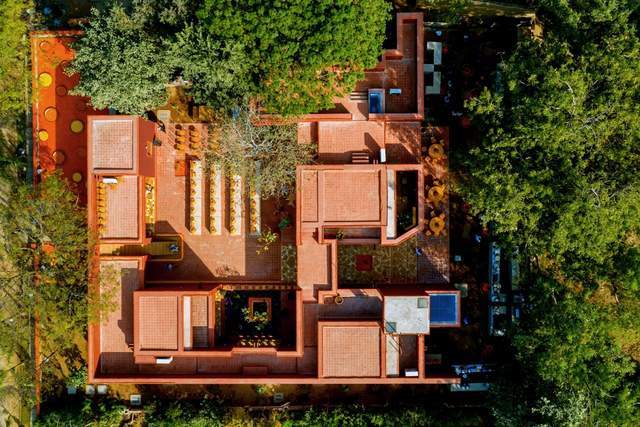 印度七口之家的住宅,不同的建筑聚集在一起,围合出一个户外空间