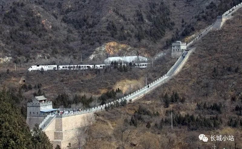 s2列车驶出居庸关隧道北口 张摄 2012年