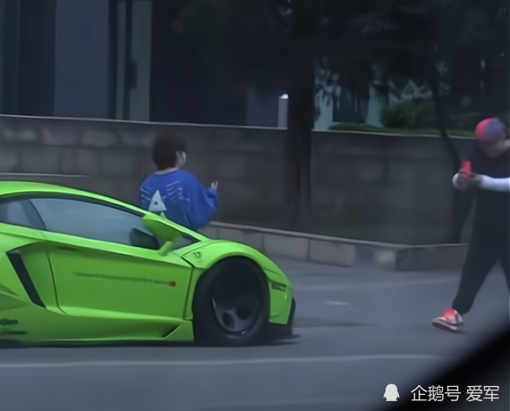 鹿晗酒吧玩通宵,没见过世面和豪车合影,网友喊话黄子韬:借一辆给兄弟