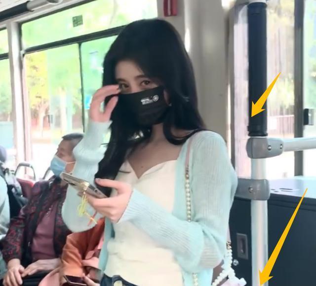 鞠婧祎坐公交车生图下的模样又白又美脸上的口罩引起关注