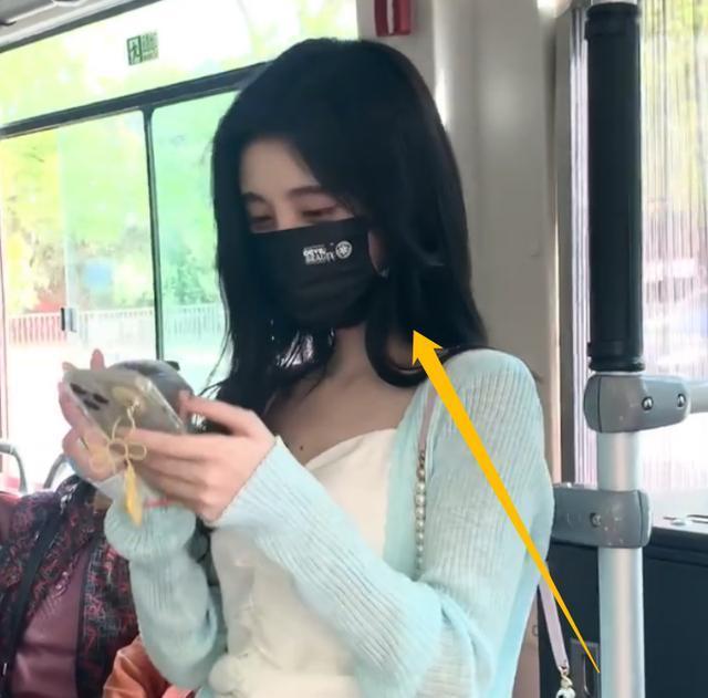 鞠婧祎坐公交车生图下的模样又白又美脸上的口罩引起关注
