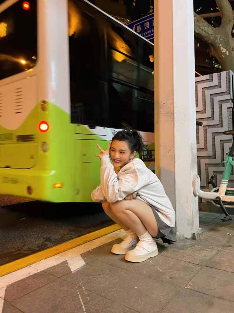 宋祖儿玩街拍真招摇,穿百褶裙还敢蹲着拍照,评论区炸锅了