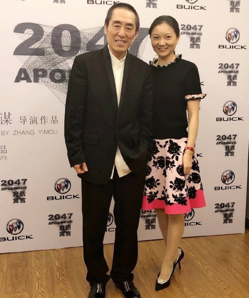 与肖华离婚,与巩俐相恋8年,张艺谋为什么最后娶了陈婷