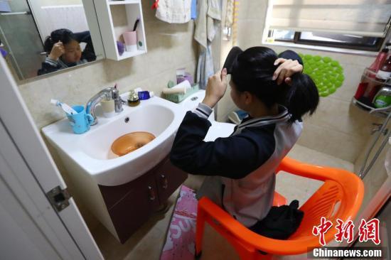 成为一名高中生后,蒋张子怡每天早上六点二十准时起床洗漱.