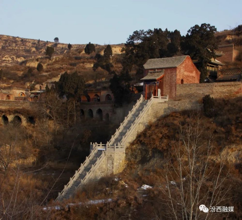 观音阁,原名"兴源寺,位于山西汾西县城北10公里的李安庄村,始建于