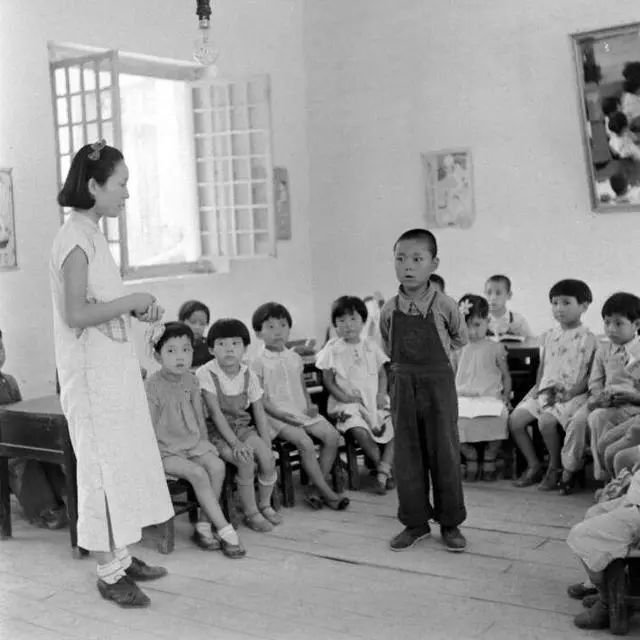 这在当时应该是一所贵族学校.民国时期,一队女兵在站列.这群