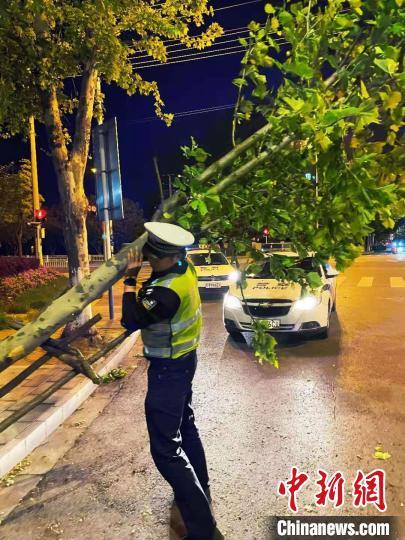 江苏南通现冰雹和大范围雷暴大风 最大风力14级