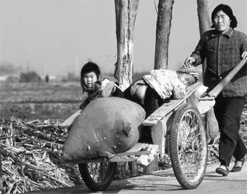 80年代农村老照片:只有从农村出来的人才能懂,图5女孩