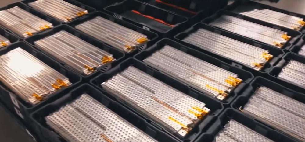 拆开特斯拉电池组露出七千多节5号电池这难道就是核心技术
