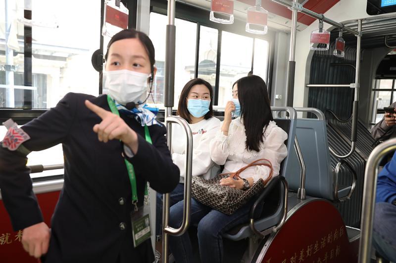 上海中运量71路"二大主题专车"在外滩亮相
