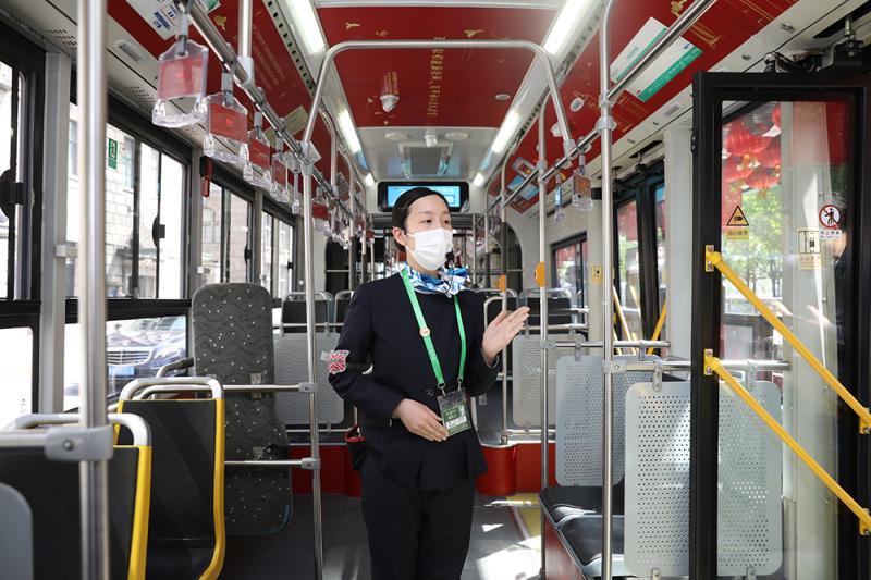 上海中运量71路"二大主题专车"在外滩亮相