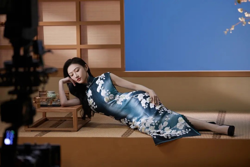同时,官方还为景甜拍摄了一组旗袍的写真,温暖含蓄的中式家居风格