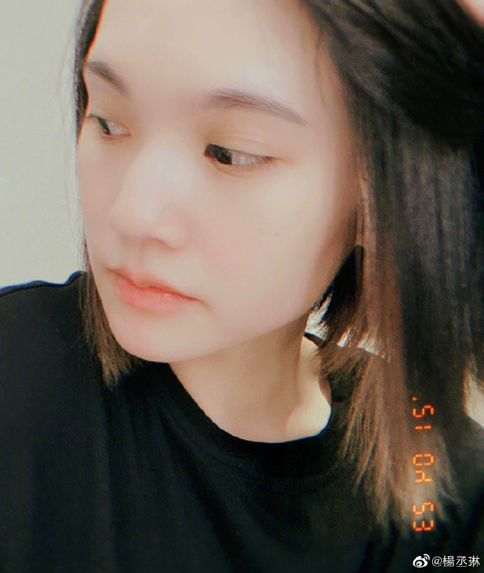 杨丞琳晒健身照腹肌身材超抢镜,返台隔离14天瘦成纸片