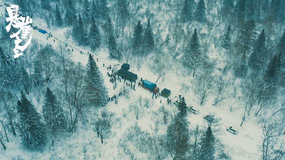 电影《悬崖之上》广受好评,大多镜头均在雪景下拍摄而
